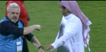 Marius Șumudică, gesturi uluitoare la adresa președintelui de la Al Shabab! I-a ridicat mâna ca la finalul unui meci de box, însă conducătorul s-a simțit rușinat | VIDEO