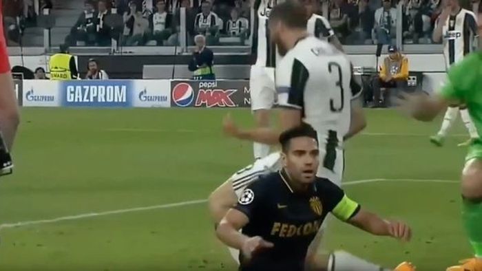 Așa vede Chiellini fotbalul! Moment GENIAL cu "stânca" din apărarea lui Juve în meciul cu Monaco. FOTO | De ce celebrează fundașul în această fază ca și cum ar fi marcat