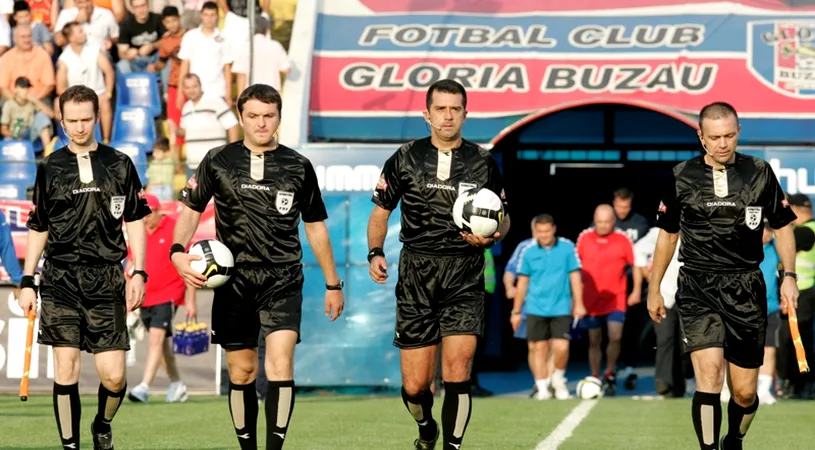 Arbitrii joacă fotbal în sală la Brăila