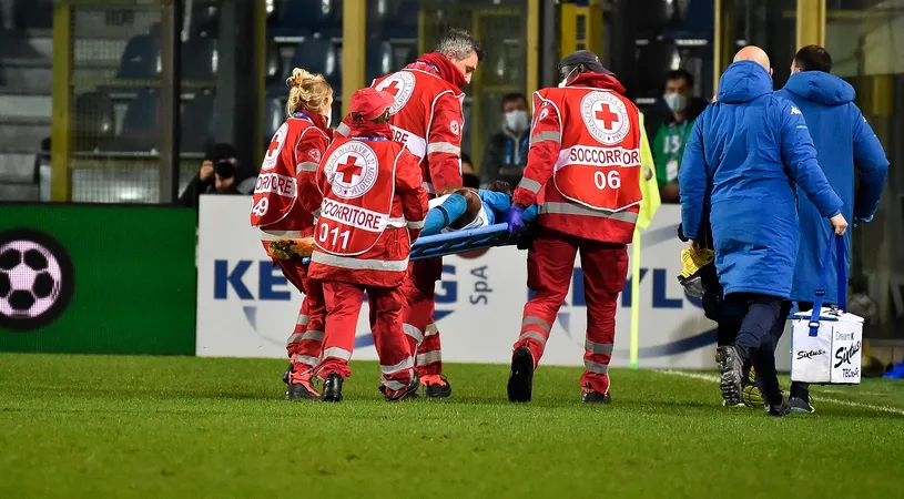 Momente de panică la meciul Atalanta - Napoli! Victor Osimhen s-a lovit violent cu capul de gazon și a leșinat, iar ambulanța l-a transportat urgent la spital | VIDEO