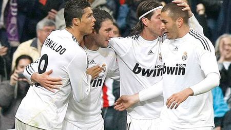 Mourinho**: "Singura vină pentru faptul că Benzema nu joacă o poartă Higuain"