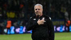 Marius Șumudică i-a făcut o nouă ofertă de transfer lui Denis Alibec pentru a juca la Rapid București. „M-am rugat de Gică Hagi. Are ușa deschisă”
