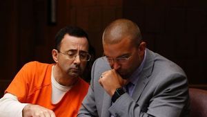 "Mă rog în fiecare zi pentru iertare". Demascat de trei campioane olimpice, fostul medic al echipei de gimnastică a SUA, Larry Nassar, a pledat vinovat pentru agresiune sexuală. Numărul victimelor este uriaș!