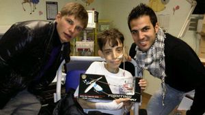 FOTO Jucătorii lui Arsenal au împărțit cadouri la un spital de copii!** Tunarii au împărtășit momentul cu fanii pe Twitter!