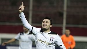 A fost la un pas de abandon, dar acum e fotbalistul anului în România. Momentul decisiv pentru cariera lui Budescu: "Era gras și se antrena prin parcuri. L-am adus înapoi și a devenit titular"