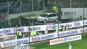 Exclusiv Mediafax / Fani identificați după ce au aruncat cu obiecte în teren