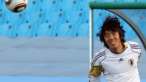 VIDEO Putea să le strice nunta, dar ținta sa e perfectă! Cum a demonstrat Nakamura că e unul dintre cei mai buni executanți de lovituri libere din istorie