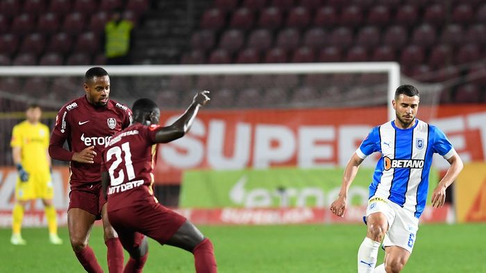 Toată lumea acuză arbitrajul după CFR Cluj - Universitatea Craiova 1-1! Cristi Balaj: „Situația este gravă! Nu este făcut pentru proști!”. Campioana și-a luat adio de la titlu: „E greu să montăm jucătorii, sunt dărâmați!”