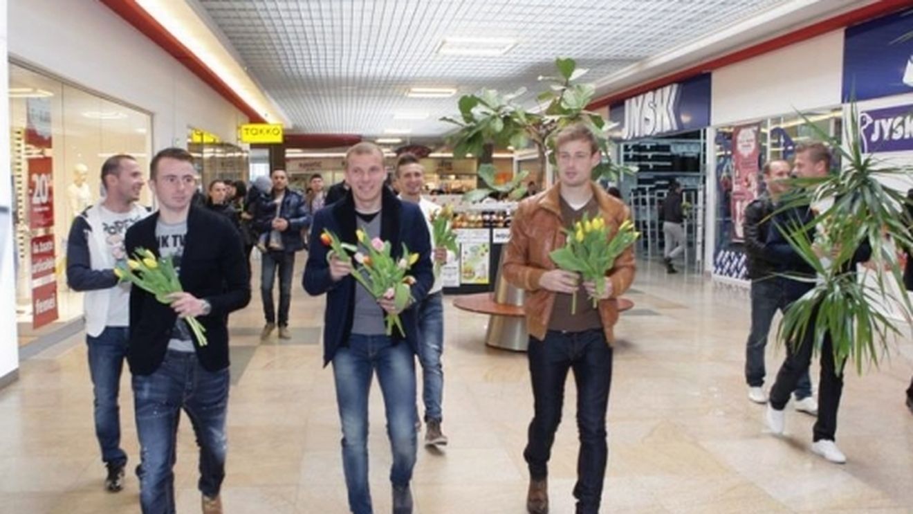 De 8 martie, jucătorii Oțelului au împărțit flori tuturor femeilor întâlnite pe străzile din Galați