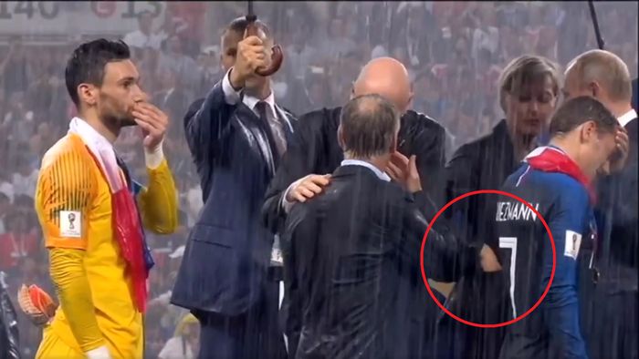 Imaginile care nu s-au văzut la TV. Momentele care au stârnit confuzie pe podiumul de premiere, petrecute chiar lângă Vladimir Putin | VIDEO