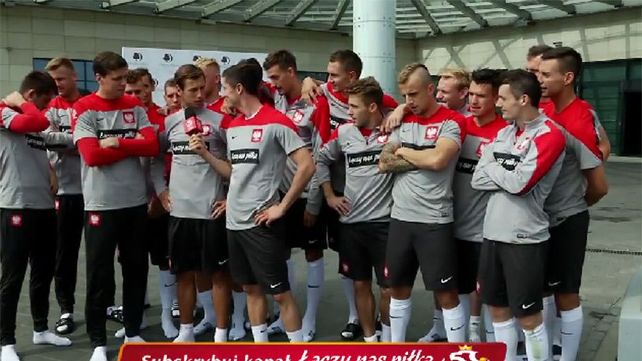 VIDEO | Stelistul Szukala a îndurat alături de Lewandowski provocarea Ice Bucket Challenge. Un excavator le-a turnat în cap mii de litri de apă