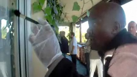 INCREDIBIL **Jurnaliști amenințați cu pistolul și jefuiți în somn în Africa de Sud