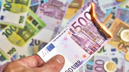 A dat 500 de euro pe o pereche de adidaşi şi l-a scos din sărite pe tatăl său, milionar din fotbal: „Sunt şi urâți"