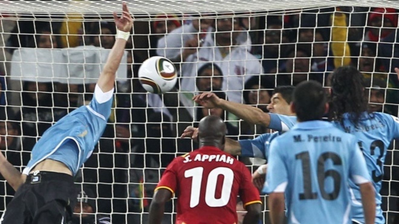 Uruguayenii: "Mâinile lui Dumnezeu sunt 'celeste'"** Africanii: "Suarez e un trișor"