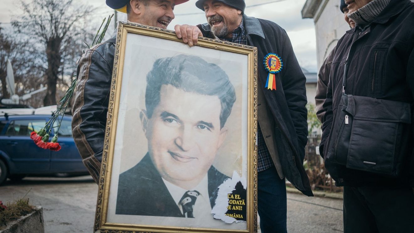 Nicolae Ceaușescu i-a premiat cum se cuvine pe medaliații României. Câți bani au făcut din aprobările pentru mașini și televizoare color campionii care le-au vândut