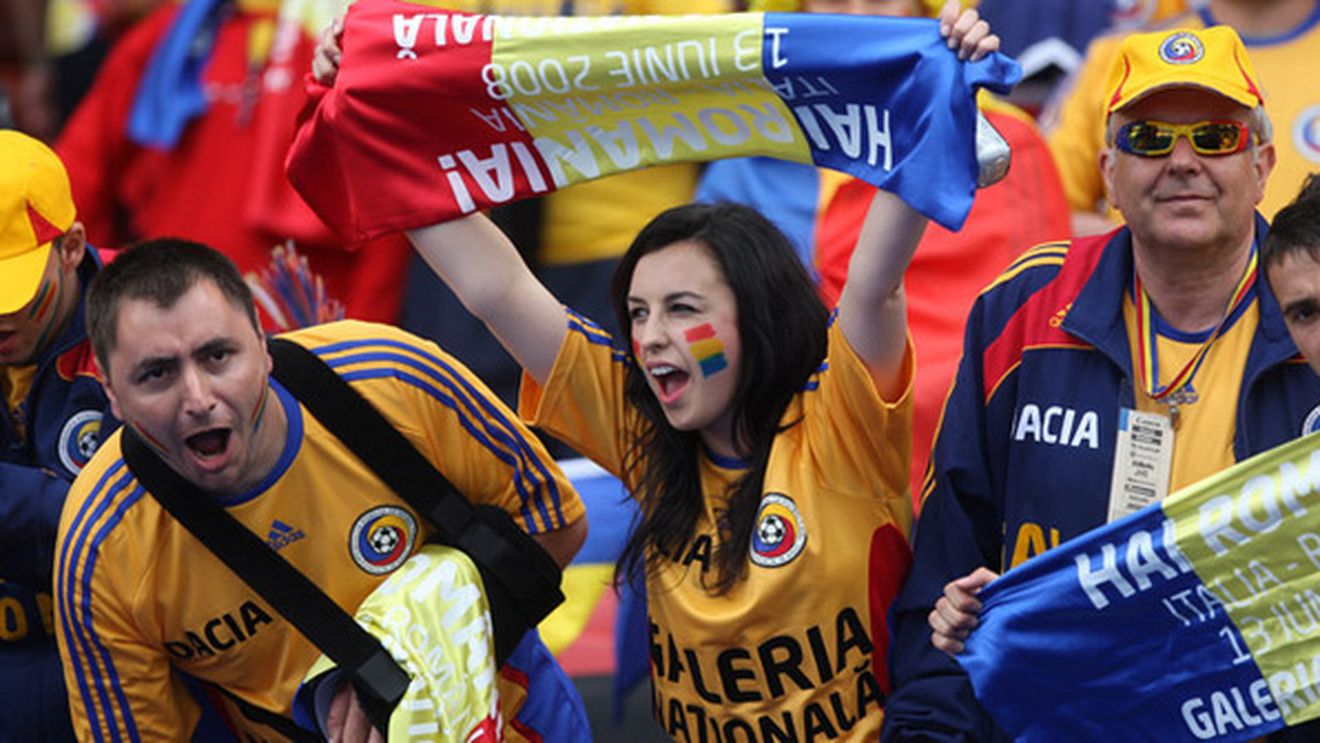 Fanii României au avut parte de o SUPER SURPRIZĂ‚: "Chiar ei sunt?" **Cine a strigat "Hai România!" în peluza tricoloră, la un loc cu ultrașii