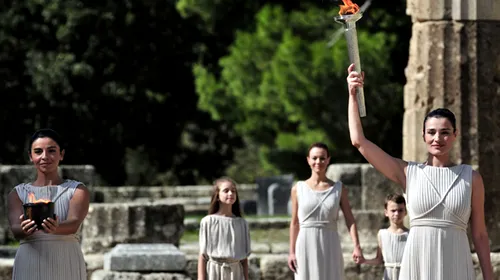 Flacăra olimpică a fost aprinsă la Olimpia!** Lumina sacră i-a fost înmânată primului alergător