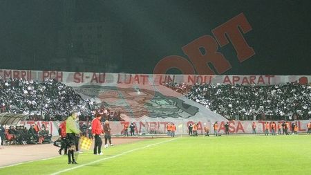 Coregrafie 'vândută', 'câinii' prinși în ofsaid! **Duelul galeriilor în Dinamo-Rapid! Vezi mesajele!