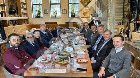 Pălincă, vinete și mușchi de vită ”Wellington” pentru șefii lui Lazio. Ștefan Gadola, unul dintre acționarii lui CFR, glumește despre returul cu italienii: ”Ne-am înțeles la scor la masa de protocol”  | EXCLUSIV