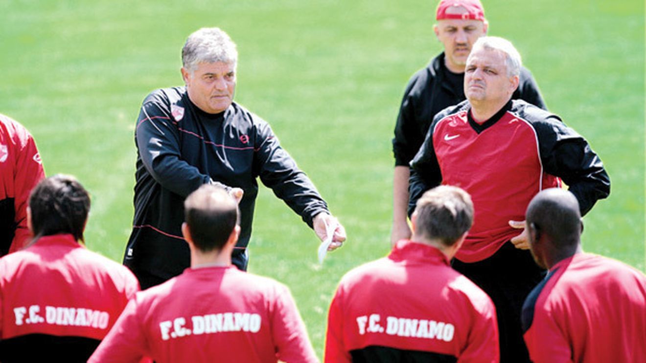 "Dinamo s-a schimbat în bine, dar să-i vedem în jocurile oficiale!** Nu știu dacă au șanse la un loc pe podium"