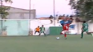 VIDEO** Nici fanii și nici brigada de arbitri nu au fost al "12"-lea jucător! VEZI faza care ignoră toate regulile din fotbal