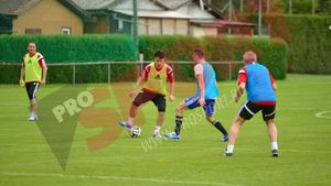 Membrii Comitetului Executiv al FRF au jucat fotbal în Elveția. Răzvan Burleanu, printre remarcații partidei întrerupte brusc de ploaie: gol din pasa lui "Tata Puiu"