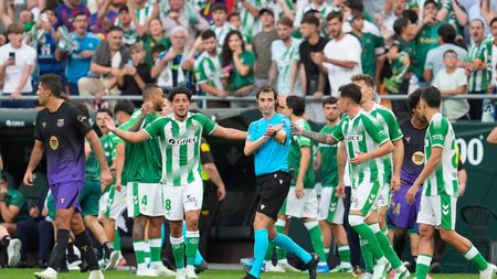 Au apărut înregistrările VAR după scandalul de la Betis – Barcelona! Ce și-au spus arbitrii la golul anulat