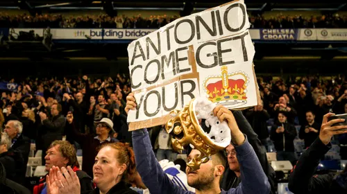 GENIAL! Antonio Conte a văzut acest banner în tribune în timpul meciului Chelsea – Watford. Ce a urmat e cu adevăt spectaculos. VIDEO & FOTO
