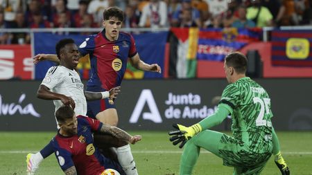 Fază controversată în prelungirile primei reprize! Arbitrul a dictat penalty pentru Real Madrid, dar l-a anulat pentru un ofsaid la Vinicius