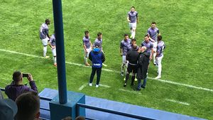 Scandalul uriaș de la ACS Poli - U Cluj continuă! Președintele bănățenilor acuză că s-au întâmplat lucruri necurate. Ce a văzut de pe margine: "Îl cheamă pe central și-i spune: 'Dă-i roșu lu'' ăla, să-l scoți!'. Nu mi-a venit să cred. Tușierul vorbea cu Lobonț cu mâna la gură, să nu se vadă ce-și spun"
