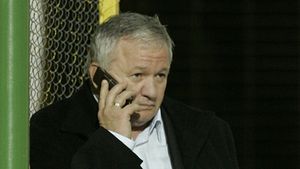 Porumboiu îi răspunde lui Dinu 'Vamă':** "Dacă îi zic vreo două i se mută mustața"