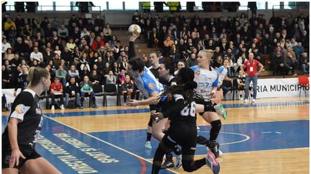 CSM București, antrenament cu public pe terenul „lanternei”. Cristina Neagu, luată cu asalt la Iași. Starul campioanei a stat peste o oră pentru a se fotografia cu sute de fani din Moldova