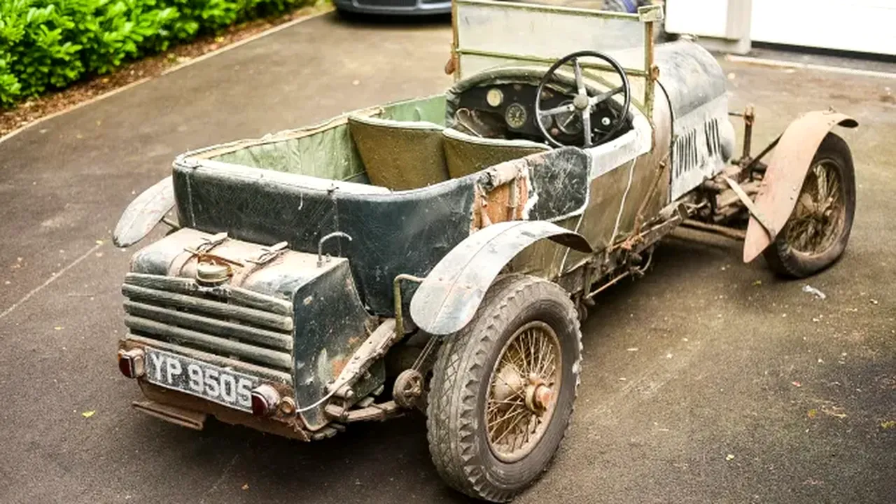 A găsit un Bentley părăsit de 60 de ani într-un garaj și a dat norocul peste el. Mașina plină de praf e din 1926 și costă o adevărată avere