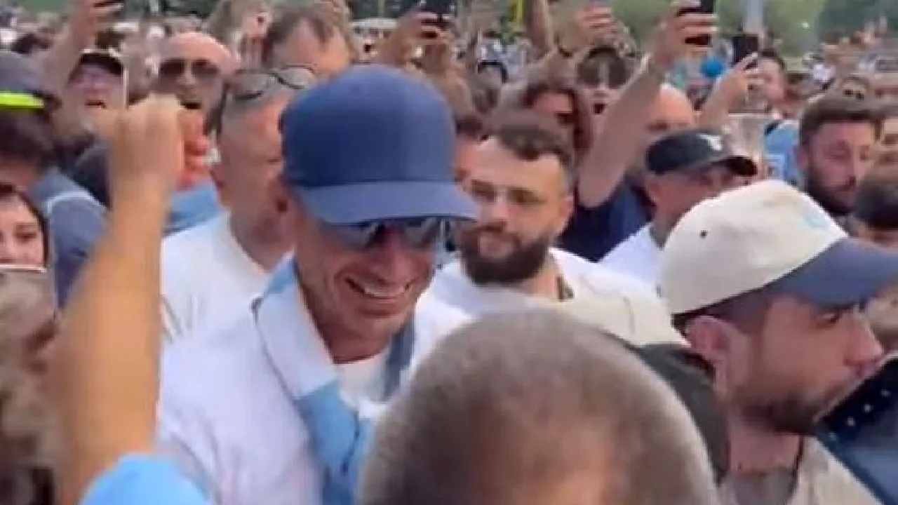 Degeaba a încercat să se ascundă cu șapcă și ochelari: Ștefan Radu, întâmpinat ca un star rock lângă Stadio Olimpico din Roma, înainte de Lazio - Genoa: „Uite, e unul dintre noi!” | VIDEO
