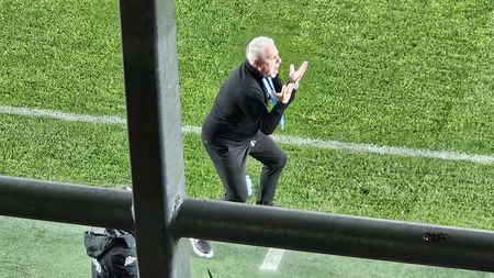 Reacția lui Marius Şumudică la decizia lui Radu Petrescu de a anula golul Rapidului, după ce a fost la monitorul VAR