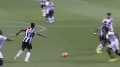 Ronaldinho, izvor nesecat de genialitate! VIDEO - A dat o pasă de gol cu căcâiul