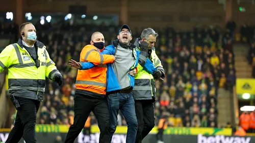Un fan furios al lui Everton a intrat pe teren și a încercat să îl atace pe managerul Rafa Benitez, în timpul înfrângerii, 1-2, cu ultima clasată din Premier League, Norwich!