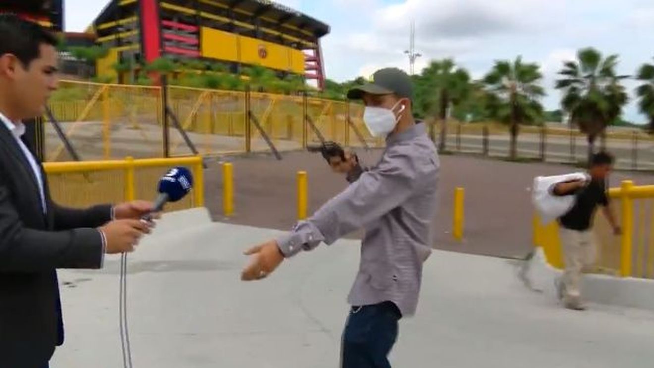 Un reporter a fost amenințat cu pistolul și jefuit în direct în fața unui stadion! Imaginile șocante au devenit virale | VIDEO