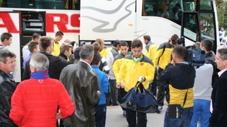 Delegația Stelei, arogantă la sosirea în Botoșani! Steliștii s-au repliat și și-au salutat până la urmă suporterii