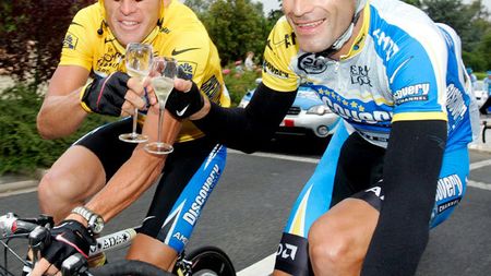 Armstrong va reveni pe bicicletă într-o probă de triatlon