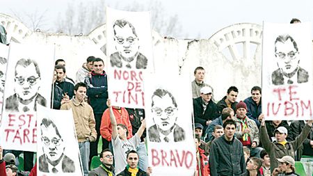 Mitică, ironizat de galerie