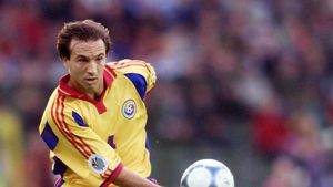 Ce transformare pentru Iulian Filipescu! Fostul fotbalist al Stelei avea plete și era tras prin inel în tinerețe. Cum arată acum, la 49 de ani. A atras privirile colegilor la meciul Romania All Stars – Galatasaray Legends | FOTO