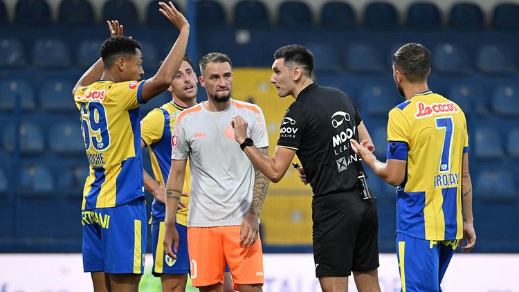 Al doilea cel mai tânăr arbitru de centru debutant în prima ligă, după Istvan Kovacs, a fost promovat în lotul SuperLigii: ”Nu este doar o reușită individuală, ci și rezultatul unui proiect solid”