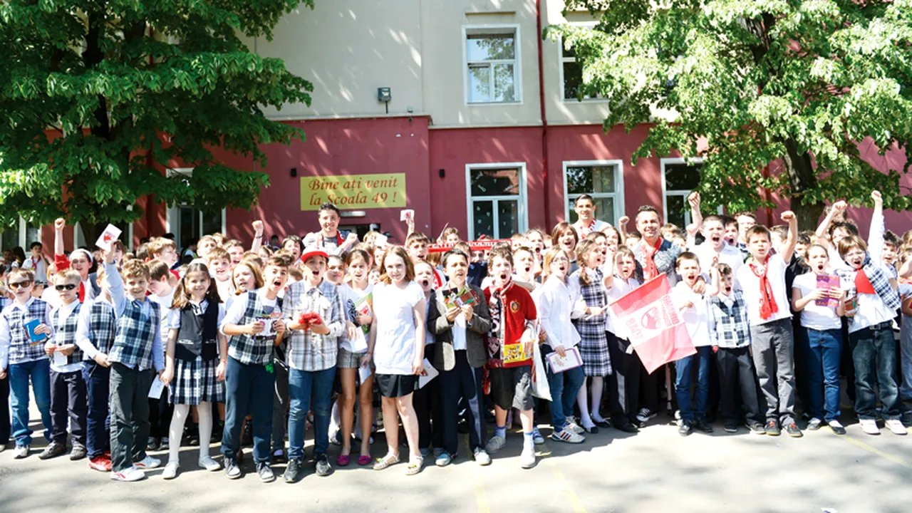 FOTO Pepiniera de suporteri!** Peste 100 de puști din clasele primare s-au înghesuit pentru poze și autografe cu elevii lui Țălnar
