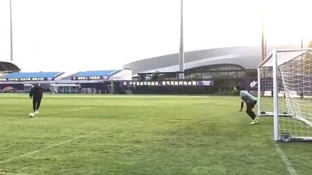 Mai ceva ca Ronaldinho! Cosmin Olăroiu a luat bara la țintă la antrenamente. A făcut spectacol printre jucători | VIDEO