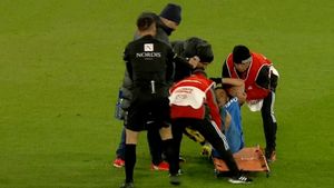 Adrian Șut, accidentare serioasă la meciul Sepsi OSK - FCSB! Mijlocașul a fost scos pe targă de pe teren! Ratează derby-ul cu CFR Cluj? Verdictul medicilor
