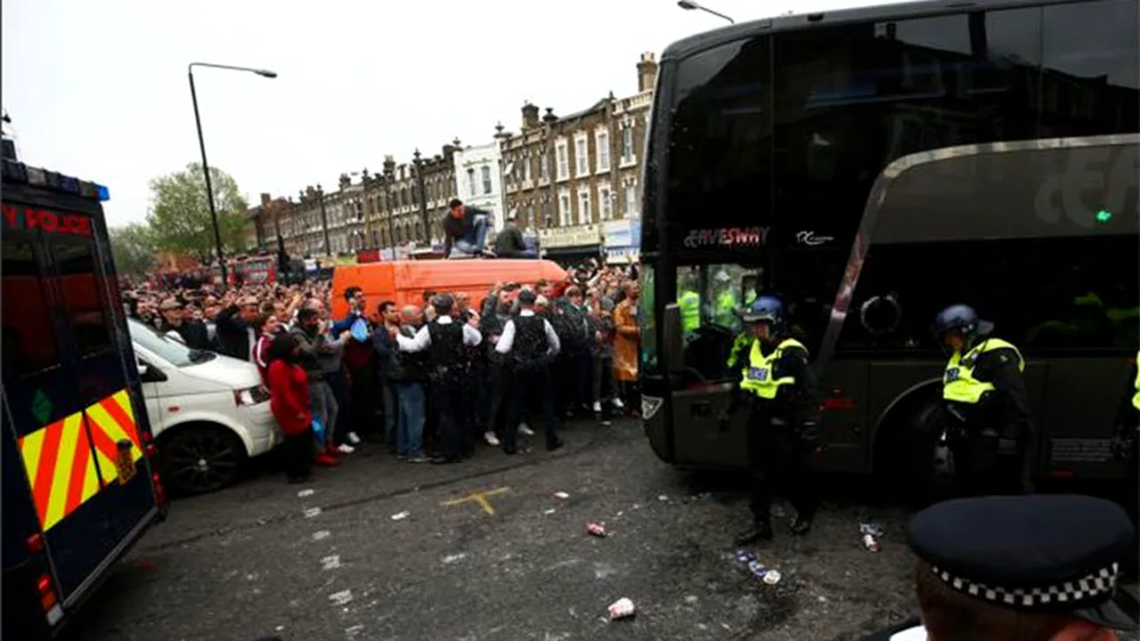 West Ham interzice pe viață accesul suporterilor care au atacat autocarul echipei Manchester United