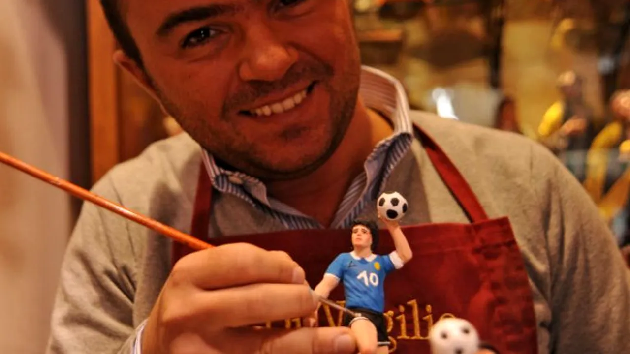FOTO DE EXCEPȚIE** 50 de ani de Maradona! Suporterii au creat statuete în cinstea marelui fotbalist!