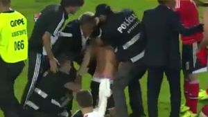 VIDEO - Gestul lui Jorge Jesus, taxat aspru de lege! Tehnicianul care a "salvat" un fan va fi pedepsit