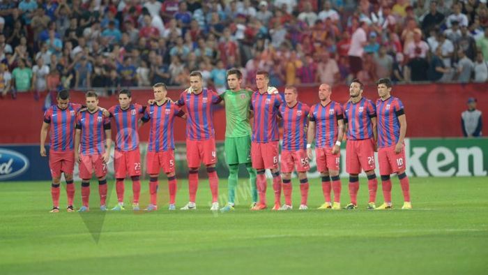 Moment oribil în startul partidei dintre Steaua și Legia! Arbitrul Rizzoli, dezgustat de reacția fanilor de pe Național Arena